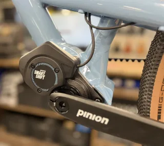 Onze nieuwe gravelbike met Pinion Smartshift elektrische schakeling is bijna klaar voor de Fiets en wandelbeurs in de Jaarbeurs Utrecht. Zien wij jou daar ook? Pinion Drive Technology Gates Carbon Drive TRP Cycling Hope Technology Ltd  #wijbouwenjouwdroomfiets