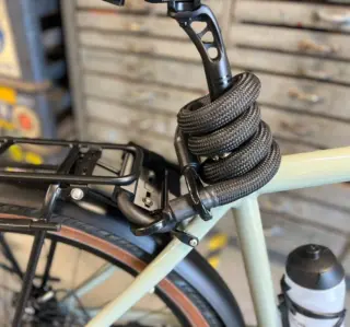 Nieuw de By Jongerius Texlock slothouder. Eindelijk een oplossing om jouw Texlock slot rammelvrij te vervoeren zonder de kans op beschadiging van jou fiets.Ontworpen en geproduceerd in Vleuten, bekijk hem op onze website: https://jongerius.bike/2025/03/07/nieuwe-de-by-jongerius-texlock-slothouder/