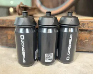 Onze nieuwe bidons zijn nu leverbaar. Voorzien van een handige QR code zodat je direct naar onze website kunt gaan als je bijvoorbeeld een afspraak wilt maken voor reparatie of onderhoud.