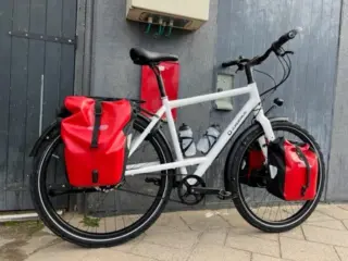 Wist je dat wij ook vakantiefietsen verhuren? Wij leveren de Jongerius TravL Rohloff helemaal compleet met Ortlieb fietstassen set, extra sterke dragers, usb-lader en nieuwe bidons. Je bent dus gelijk helemaal klaar voor jouw fietsvakantie.En het goede nieuws is dat wij er nog een paar beschikbaar hebben in de Meivakantie!Meer info op www.jongerius.bike/verhuur