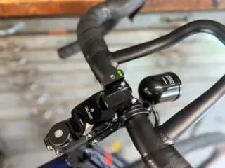 Nieuw in onze fiets configurator, de Son Ladelux. Koplamp met grootlicht functie, buffer accu en usb lader voor telefoon of gps.